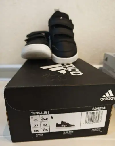 Botasky Adidas čierne veľkosť 22