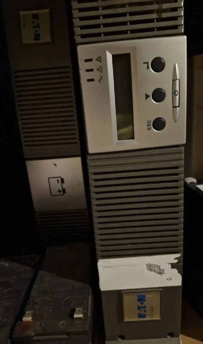 Zalozny zdroj smart ups eaton ex1000