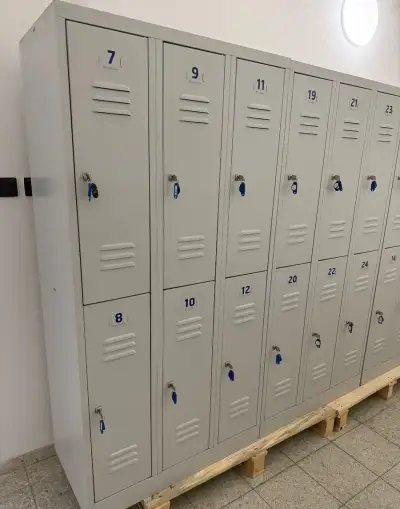 KOVOVÉ ŠATŇOVÉ SKRINKY – 6 DVIEROK – SO ZÁMKOM