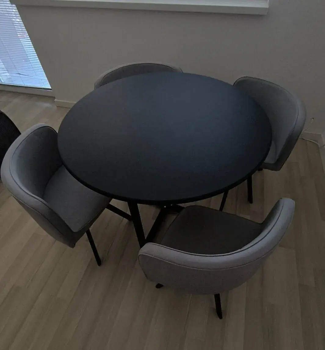 na predaj jedálenský stôl so stoličkami.