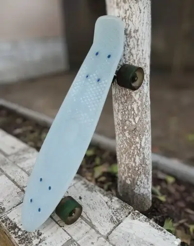 Fosforovy svietiaci skateboard