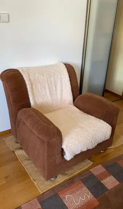 Zachovalé čalúnené kreslo