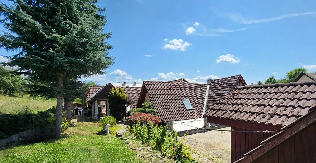 Multifunkčná budova s 4 bytmi a reštauráciou, Zbyňov -