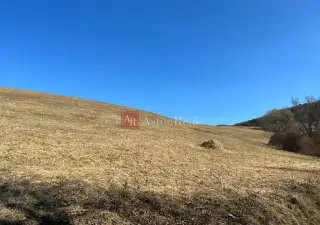 Slnečný svahovitý pozemok na výstavbu rodinných domov- 14.76