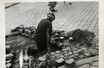 Irena Blühová – Dláždič, autorská, okolo 1975 (s podpisom)