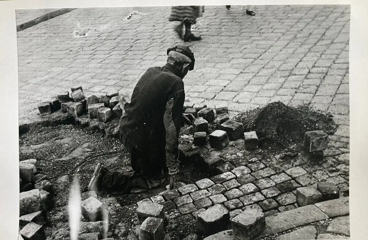 Irena Blühová – Dláždič, autorská, okolo 1975 (s podpisom)