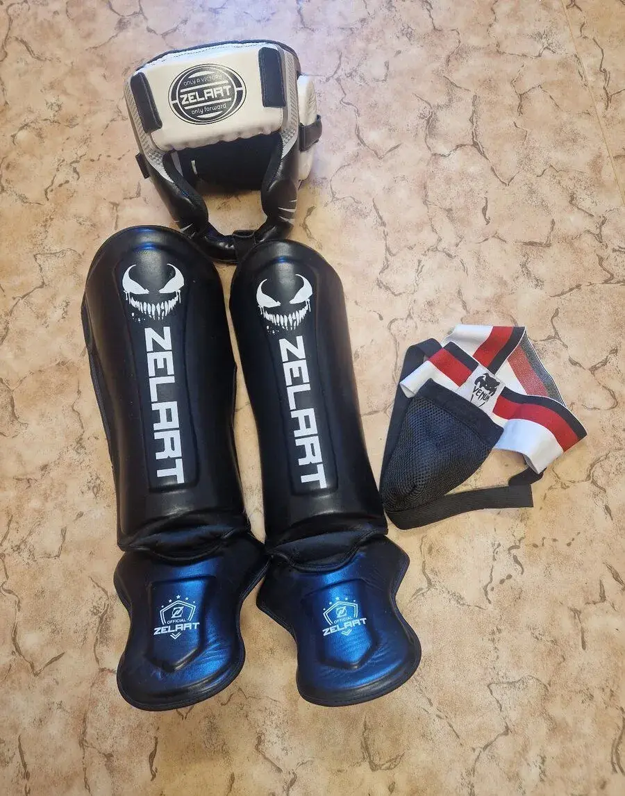 Štítky a prilbu na box alebo kick-box🥊