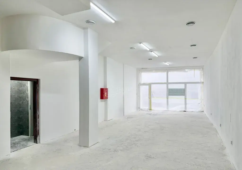 Na prenájom obchodný priestor s výkladom 145 m2 v centre Žil