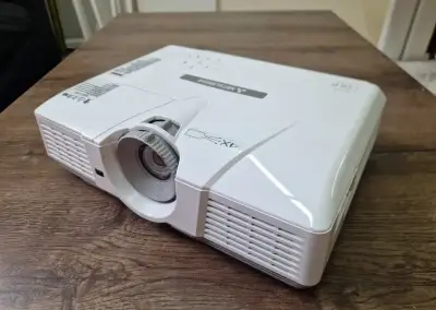 Mitsubishi XD530E + držiak na strop
