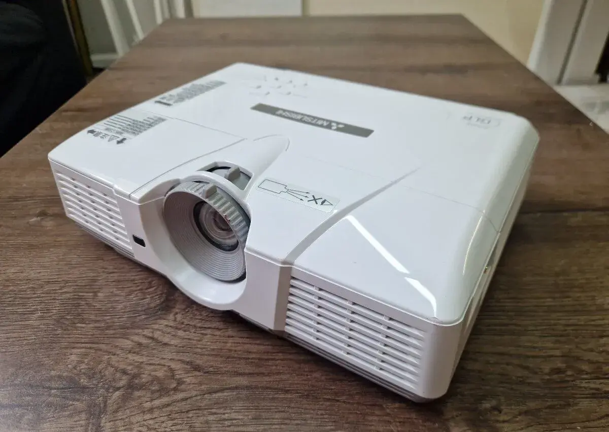 Mitsubishi XD530E + držiak na strop
