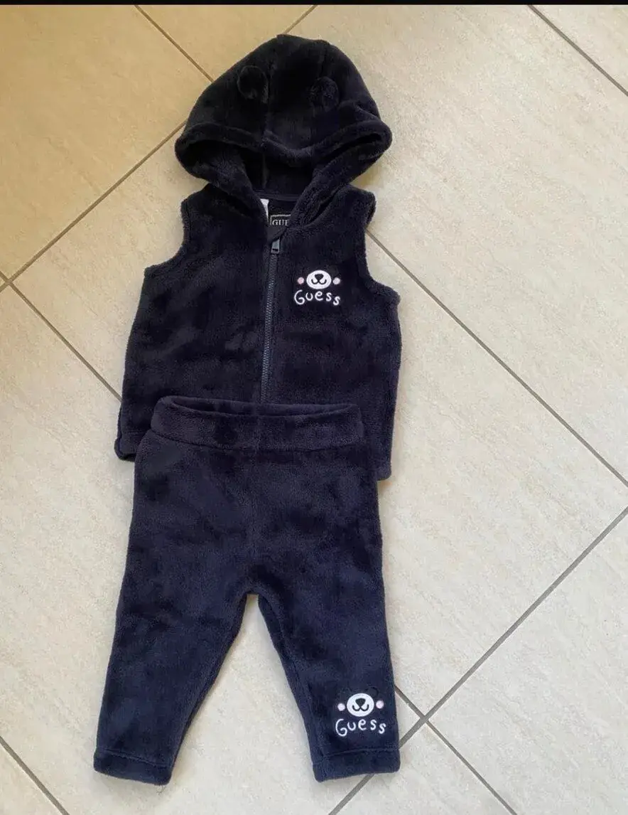 GUESS huňatá súprava s uškami 🧸 • 3–6 mesiacov