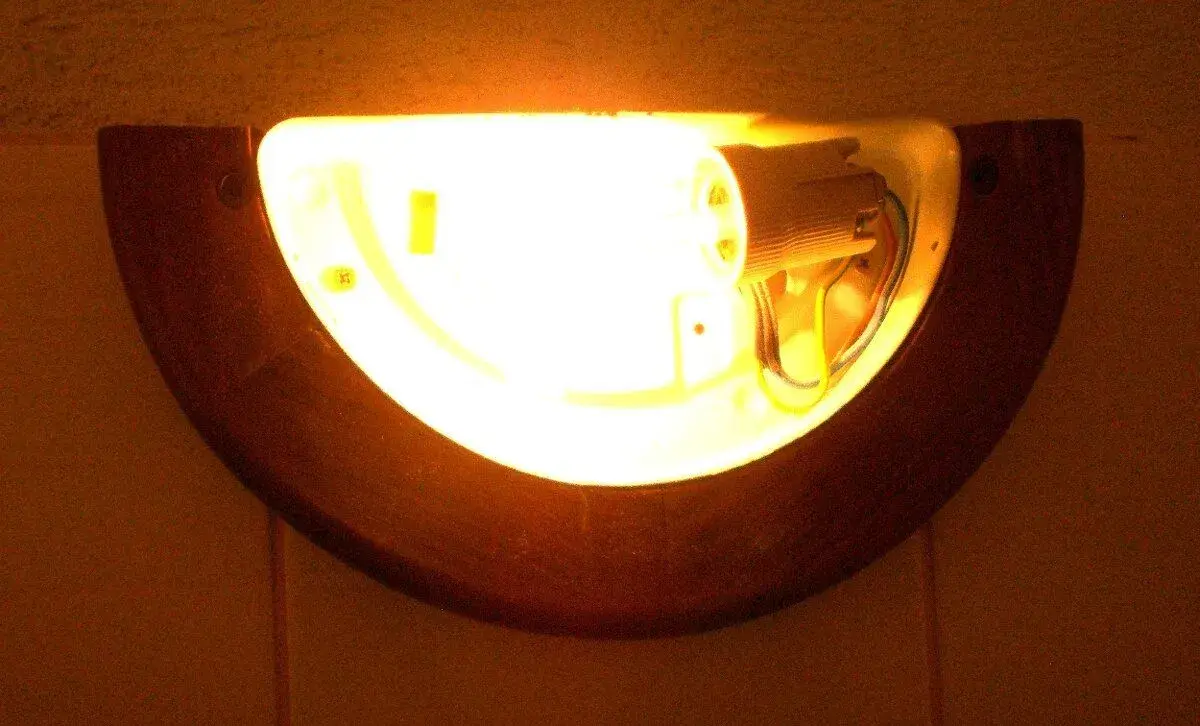 Lampu s dreveným dekorom