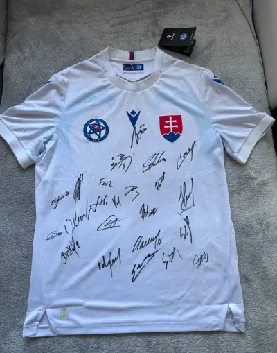 Dres reprezentácie s podpismi hráčov