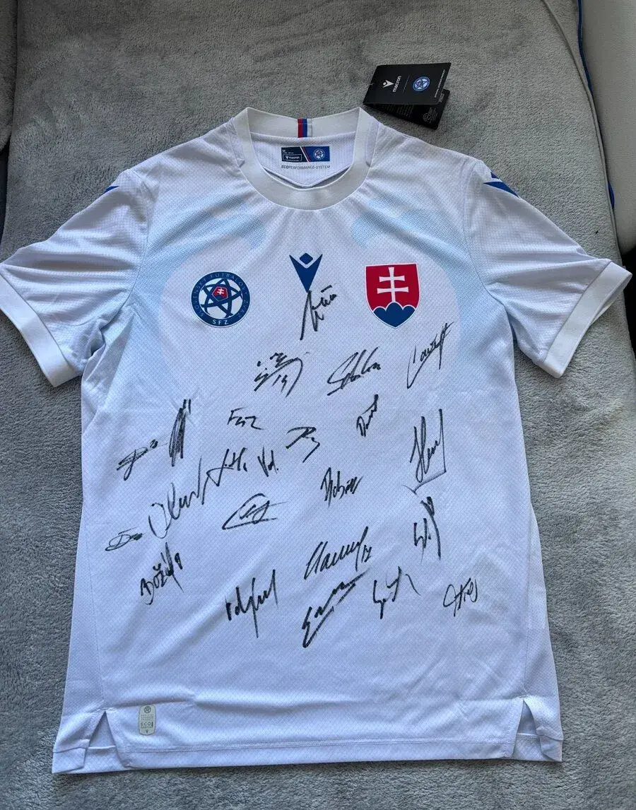 Dres reprezentácie s podpismi hráčov