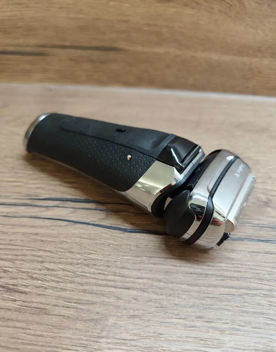 BRAUN Series 9 Holiaci strojček + čistiaca stanica