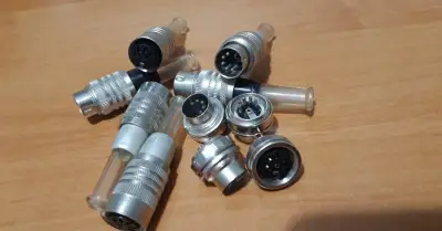 DIN a reproduktorové konektory TESLA