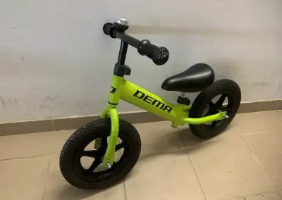 Odrážadlo DEMA 12" zelené, bezdefektné plastové kolesá