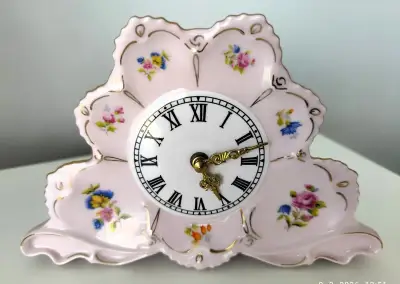 Tieto hodiny z ružového porcelánu. SÚ PLNE FUNKČNÉ, A