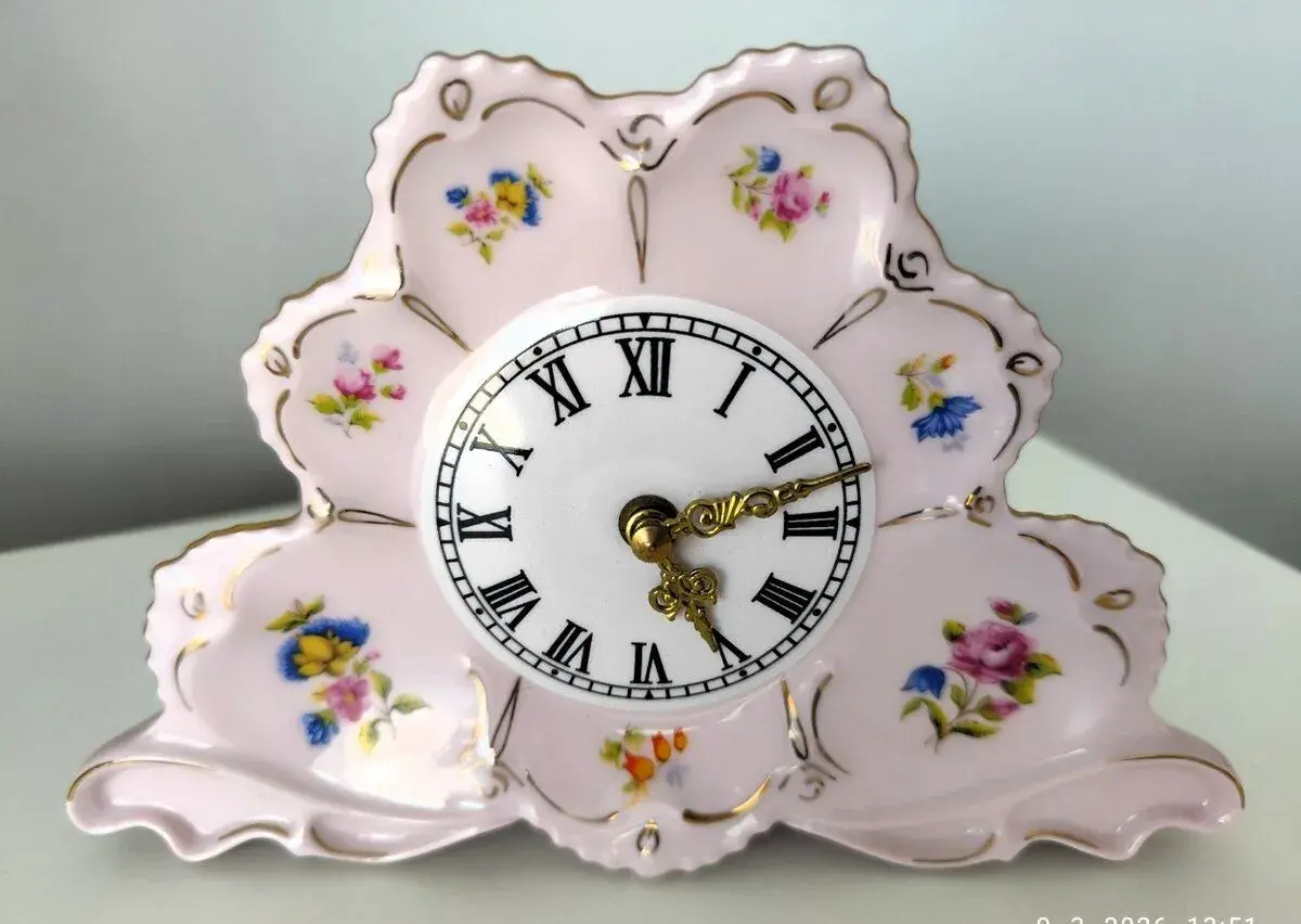 Tieto hodiny z ružového porcelánu. SÚ PLNE FUNKČNÉ, A