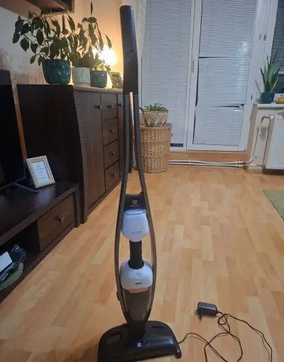 Zachovalý ručný vysávač