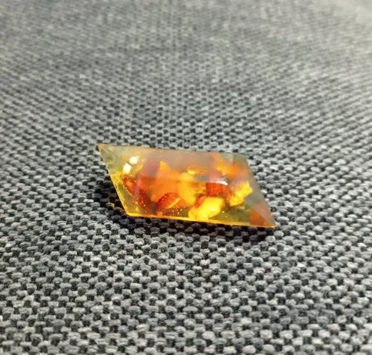 Geometrická vintage brošňa – jantárová mozaika (4,5 cm)