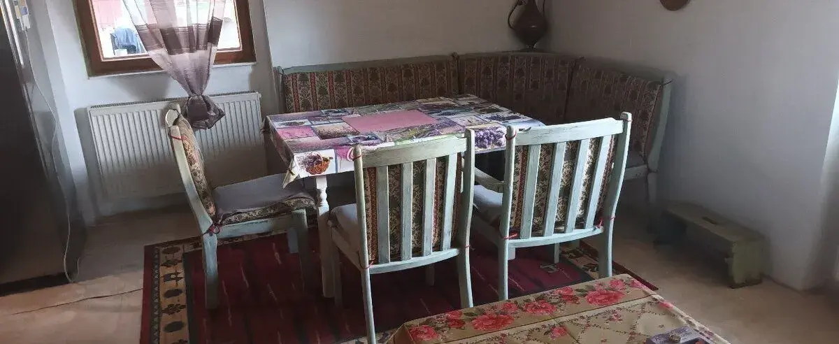 Rohova lavica z dreva a 3 stolicky+ oxkladaci stol len299e