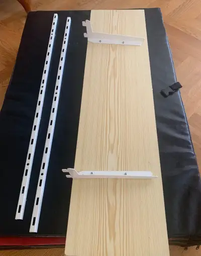 Zavesny system polic