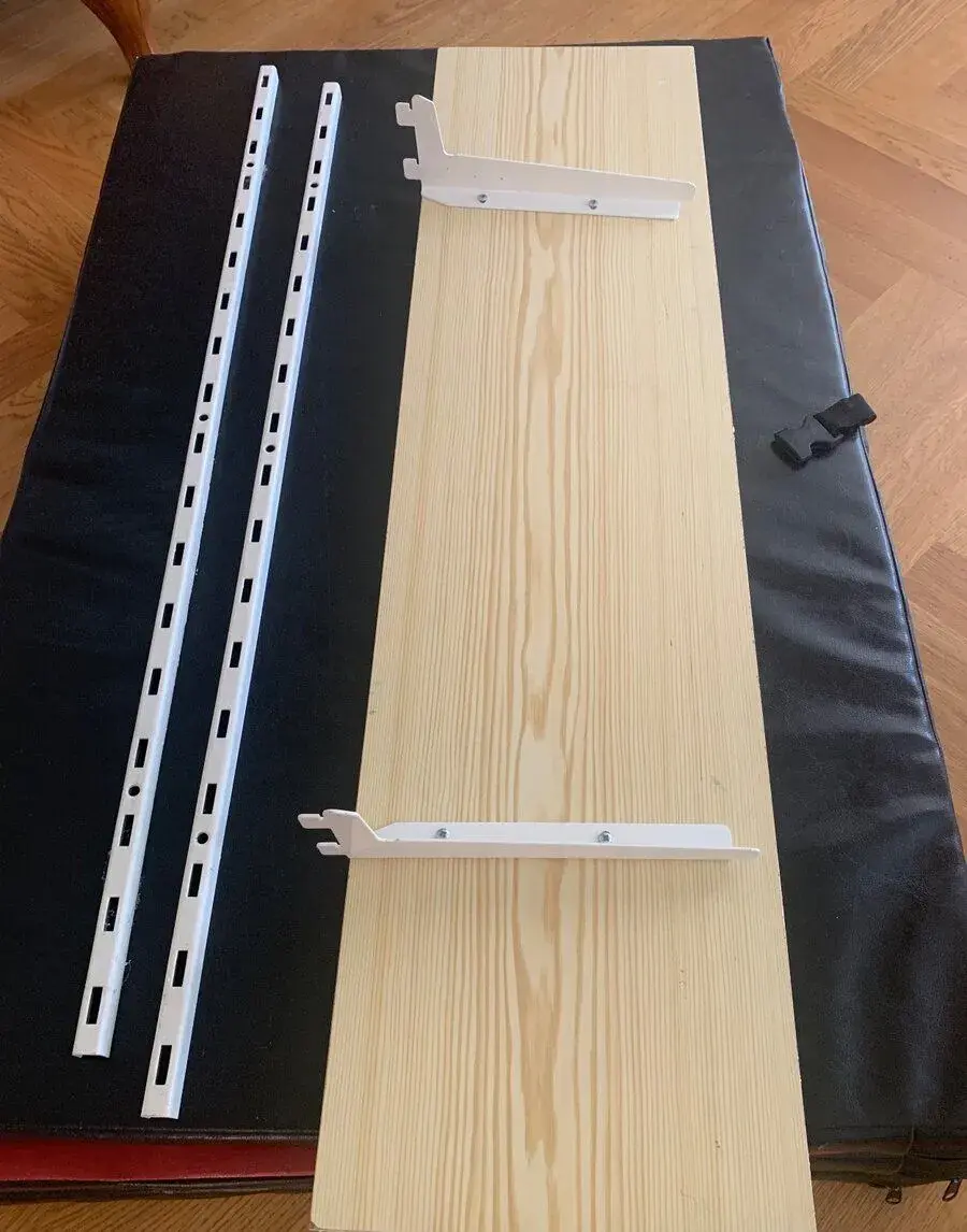 Zavesny system polic