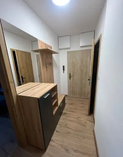 PRENÁJOM – MODERNE ZREKONŠTRUOVANÝ 2-IZBOVÝ BYT V DUBNICI NA