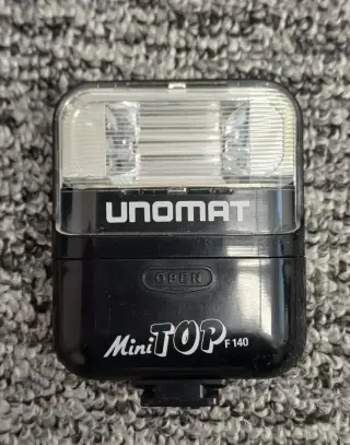 Blesk Unomat Mini Top F140 pre analógové fotoaparáty