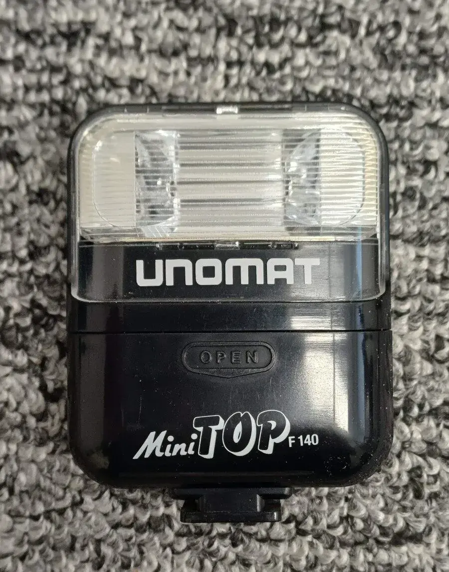 Blesk Unomat Mini Top F140 pre analógové fotoaparáty