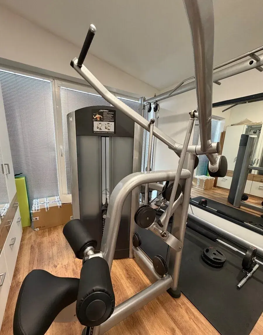 Profi stroj Life Fitness Signature Lat Pulldown