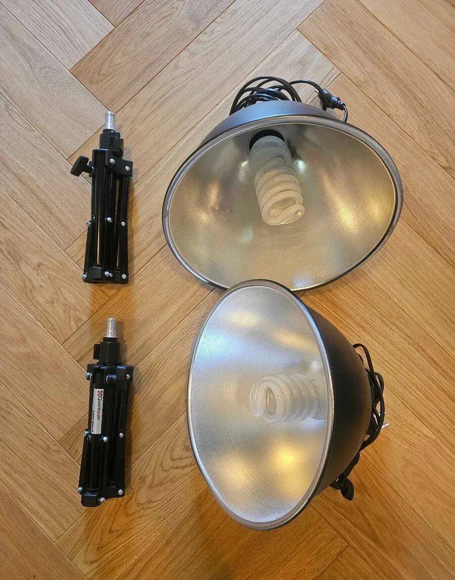 Trvalé svetlo Quantuum LH-30 s reflektorom a statívom (2ks)