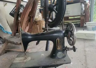 Starý kolovratok a šijaci stroj