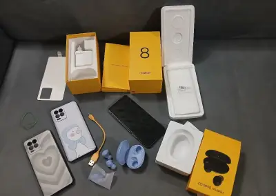 Realme 8 (4G verziu) plus príslušenstvo.