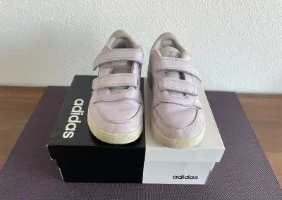 Celokozene dievcenske tenisky znacky Adidas, velkost 30
