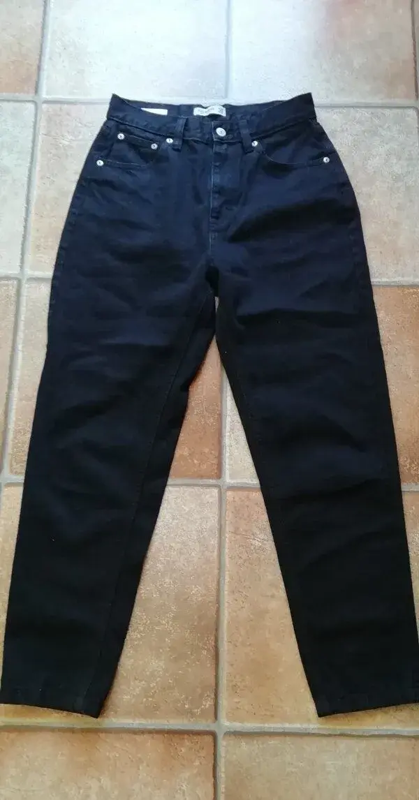 Čierne rifle mom jeans.