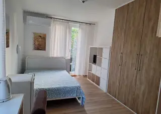 PRENAJMEM SAMOSTATNÚ IZBU s vlastnou KÚPEĽŇOU BA III