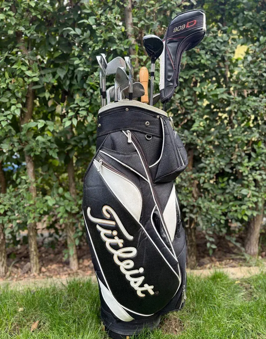 Golfový bag a palice Titleist