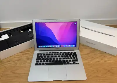 MacBook Air - 13" / i5 / 8GB RAM / 256GB