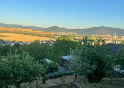 Kúsok pokoja s krásnym výhľadom - murovaná chata so záhradou