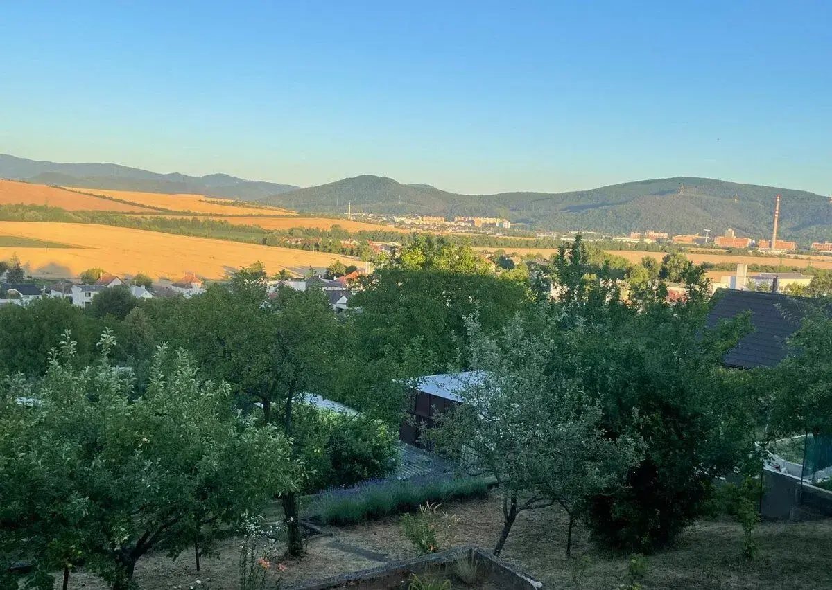 Kúsok pokoja s krásnym výhľadom - murovaná chata so záhradou