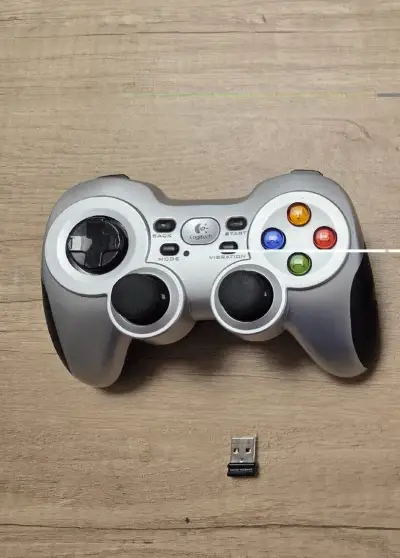 Bezdrôtový herný ovládač Logitech F710