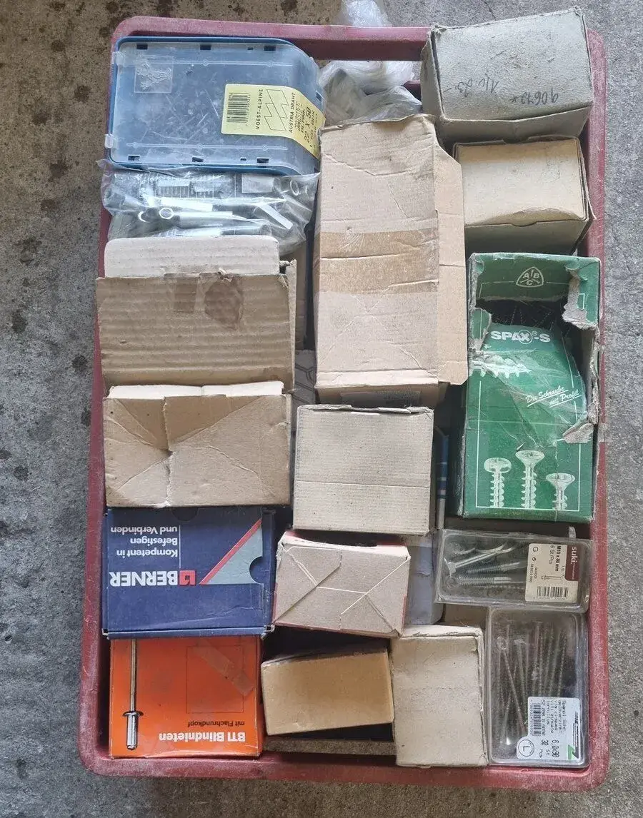Spojovací materiál skrutky, matice,klince.