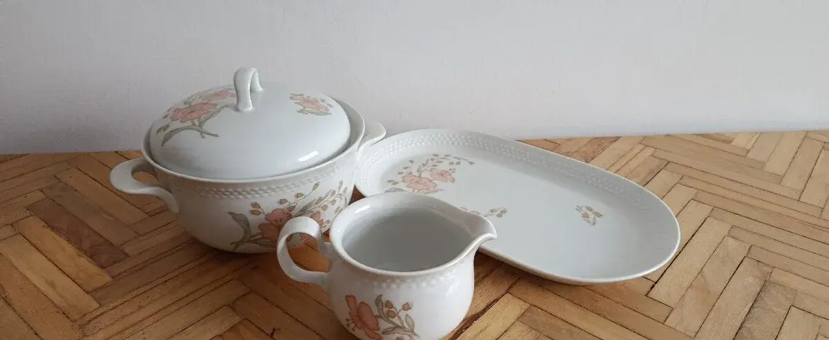 Porcelán biely s kvetinovým motívom