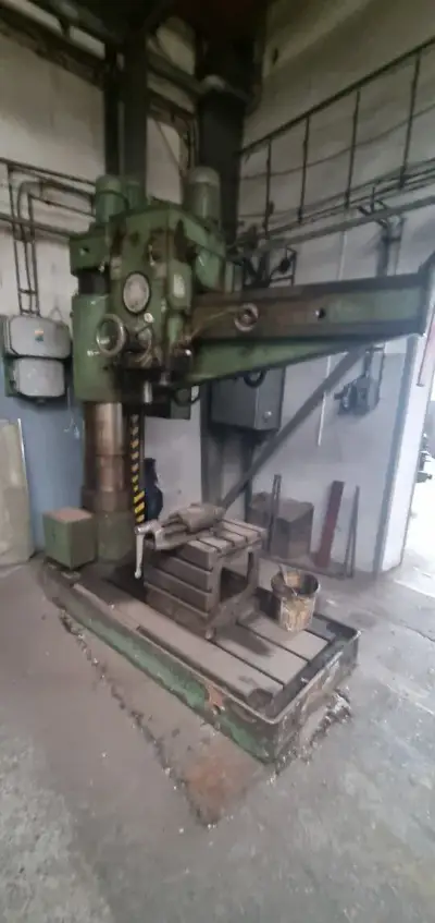 Rôzne kovoobrábacie stroje a materiál