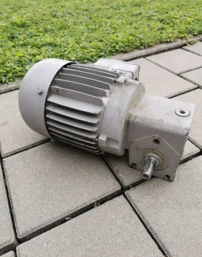 Elektromotor s prevodovkou