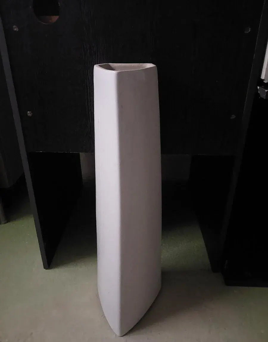 Nohu pod umyvadlo.