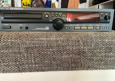 Profi audio CD rekordér Tascam CDRW2000