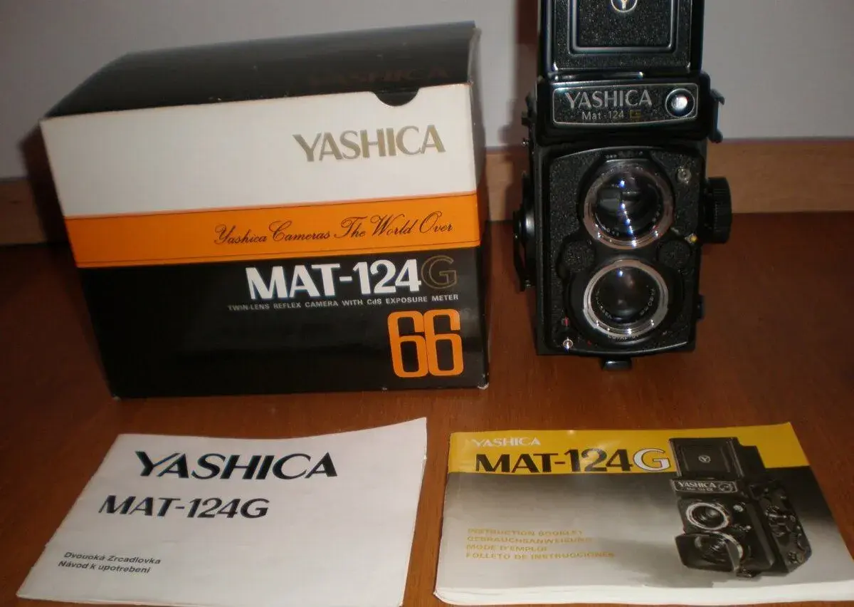 Yashica MAT-124G